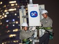 Kỹ sư MobiFone lắp đặt trạm thu phát sóng 5G tại thành phố Hồ Chí Minh.