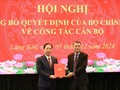 Ông Lê Minh Hưng, Trưởng Ban Tổ chức Trung ương trao quyết định của Bộ Chính trị cho ông Hoàng Văn Nghiệm, Bí thư Tỉnh ủy Lạng Sơn.