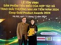 Lãnh đạo Liên minh HTX tỉnh Lạng Sơn (trái) chúc mừng HTX Chế biến nông sản Lụa Vy nhận giải thưởng Mai An Tiêm.