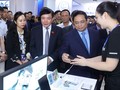 Thủ tướng Phạm Minh Chính cùng các lãnh đạo bộ ngành tham quan gian hàng trưng bày sản phẩm đổi mới sáng tạo của các doanh nghiệp tại Trung tâm Đổi mới sáng tạo Quốc gia.