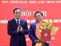Ông Trần Lưu Quang trao quyết định điều động, phân công, bổ nhiệm cho ông Nguyễn Đức Hiển. Ảnh: kinhtetrunguong.vn.