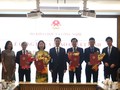 Bộ trưởng Nguyễn Mạnh Hùng và các Thứ trưởng chúc mừng cán bộ được nhận Quyết định.