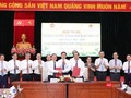 Phó trưởng Ban Thường trực Ban Tuyên giáo và Dân vận Trung ương Lại Xuân Môn và Bộ trưởng Bộ GD&ĐT Nguyễn Kim Sơn đại diện hai cơ quan ký kết Chương trình phối hợp công tác giai đoạn 2025 - 2030. Ảnh: Trần Hiệp/moet.gov.vn.