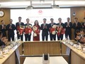 Bộ trưởng Nguyễn Mạnh Hùng, các Thứ trưởng tặng hoa và chúc mừng các cán bộ được bổ nhiệm. Ảnh: Bộ KH&CN.