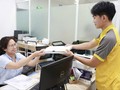 Nhân viên Bưu điện tham gia tiếp nhận và trả kết quả hồ sơ tại Trung tâm phục vụ Hành chính công TP. Hà Nội