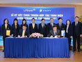 Ông Vũ Quốc Khánh, Tổng Giám đốc LPBank và ông Huỳnh Quang Liêm, TGĐ VNPT ký kết Thỏa thuận hợp tác giữa hai bên.