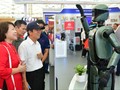 Người dân thích thú tương tác với robot AI tại Triển lãm "80 năm hành trình Độc lập - Tự do - Hạnh phúc".
