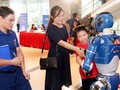 Robot VinMotion và người dùng giao lưu thân thiện tại Lễ trao Giải thưởng Chuyển đổi số Việt Nam 2025.