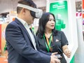 Công nghệ VR giúp khách tham quan “dạo bước” giữa các gian hàng ảo của Vietnam Foodexpo 2025.