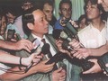 Cố Thứ trưởng Lê Mai trả lời phỏng vấn báo chí. Ảnh Internet