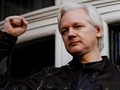 Julian Assange bị bắt giữ ở Anh hồi tháng 3 (Ảnh: Reuters)
