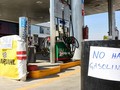 Một trạm xăng ở ngoại ô thủ đô Caracas đóng cửa vì thiếu nguồn cung (Ảnh: CNN)