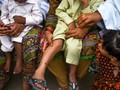 Những trẻ em bị nhiễm HIV ở ngôi làng Wasayo, thành phố Ratodero được mẹ cho đi khám (Ảnh: CNN)