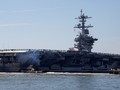 Hàng không mẫu hạm USS Lincoln cùng nhóm tác chiến được triển khai tới Vịnh Ba Tư (Ảnh: AP)