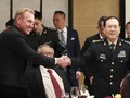 Ông Shanahan và ông Ngụy bắt tay nhau trước khi tham gia cuộc họp quan trọng tại Đối thoại Shangri-La (Ảnh: AP)
