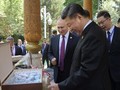 Ông Tập rất thích thú với thùng kem Nga mà ông Putin tặng (Ảnh: RT)