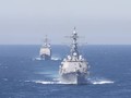 Tàu khu trục tên lửa dẫn đường USS Bainbridge (trái) và tàu USS Leyte Gulf di chuyển qua eo biển Gibraltar hôm 13/4 (Ảnh: Newsweek)