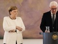 Thủ tướng Merkel giữ chặt hai tay trong cơn run lẩy bẩy (Ảnh: Telegraph)