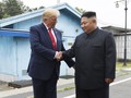 Lãnh đạo Mỹ, Triều Tiên bắt tay tại DMZ hôm 30/6 (Ảnh: WSJ)