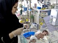 Một trẻ sơ sinh được điều trị tại bệnh viện ở thủ đô Tehran (Ảnh: AP)