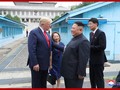 Lãnh đạo Mỹ, Triều cười nói khi có cuộc gặp tại Panmunjom hôm 30/6/2019 (Ảnh: KCNA)