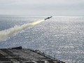 Tên lửa RIM-7P phóng từ hệ thống tên lửa Sea Sparrow từ tàu tấn công lưỡng cư USS Boxer trong cuộc tập trận bắn đạn thật ngày 29/1/2019 (Ảnh: Newsweek)