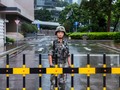 Một binh sỹ PLA đóng tại Hong Kong (Ảnh: CNN)