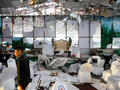 Nhân viên thu dọn hiện trường vụ đánh bom xảy ra trong sảnh cưới ở thủ đô Kabul, Afghanistan (Ảnh: Reuters)