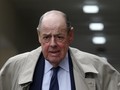 Ông Nicholas Soames, cháu của cố Thủ tướng Anh Winston Churchill, trên đường phố London hôm 3/9 (Ảnh: Reuters)