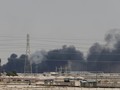 Khói bốc lên sau đòn không kích tại cơ sở dầu Abqaiq của Arab Saudi (Ảnh: Reuters)