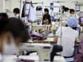 Công nhân làm việc tại một xưởng may xuất khẩu (Ảnh: Dailymail)