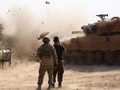 Binh sĩ Thổ Nhĩ Kỳ tại một vị trí ở phía Đông thị trấn Ra’s al-Ayn, bên cạnh một chiếc xe tăng đang bắn vào các vị trí do SDF nắm giữ vào ngày 28/10/2019 (Ảnh: PressTV)
