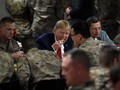 Ông Trump dùng bữa tối nhân ngày lễ Tạ ơn cùng các binh sĩ (Ảnh: Independent)