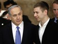 Yair Netanyahu (phải) bên cạnh cha mình là Thủ tướng Benjamin Netanyahu trong kỳ bầu cử năm 2015 (Ảnh: Independent)
