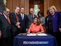Chủ tịch Hạ viện Nancy Pelosi ký 2 điều khoản luận tội Trump để chuyển cho Thượng viện (Ảnh: Guardian)