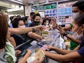 Người dân đổ xô đi mua khẩu trang phòng virus Corona chủng mới tại một cửa hiệu thuốc ở Manila, Philippines (Ảnh: Reuters)