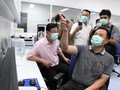 Bộ trưởng Y tế Thái Lan Anutin Charnvirakul xem hình ảnh bệnh nhân nhiễm virus corona tại Trung tam Bệnh truyền nhiễm Bamrasnaradura ở Nonthaburi, ngoại ô Bangkok (Ảnh: AFP)