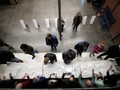 Các cử tri tham gia bầu cử theo hình thức họp kín ở Iowa (Ảnh: Reuters)