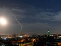 Bầu trời Damascus rực sáng vì đòn tấn công bằng tên lửa nghi do Israel thực hiện (Ảnh: RT)