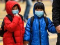 Trẻ em ở Hong Kong, Trung Quốc mang khẩu trang để phòng dịch bệnh do virus corona gây nên (Ảnh: AFP)