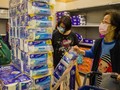 Người dân Hong Kong trong "cuộc chạy đua" mua giấy vệ sinh trong siêu thị (Ảnh: CNN)