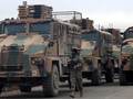 Một binh sĩ Thổ Nhĩ Kỳ di cạnh đoàn xe quân sự ở một khu vực gần tỉnh Idlib, Syria (Ảnh: Reuters)