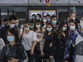 Người dân Hong Kong tại một trạm xe điện ở khu Admiralty (Ảnh: SCMP)
