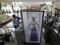 Quy trình khử trùng trước khi đi vào tòa thị chính ở thủ đô Manila, Philippines (Ảnh: SCMP)