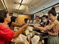 Khách nườm nườm tới mua Jamu tại cửa hiệu Jamu Bukti Mentjos, Jakarta (Ảnh: SCMP)