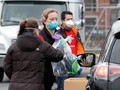 Một phụ nữ quyên góp đồ bảo hộ y tế ở Chicago, bang Illinois (Ảnh: AFP)