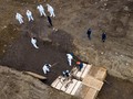 Một bức ảnh chụp từ drone cho thấy cảnh chôn cất tập thể trên đảo Hart ở New York (Ảnh: CNN)