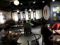 Nghiên cứu mới khuyến cáo các nhà hàng nên tăng khoảng cách giữa các bàn ăn (Ảnh: Reuters)