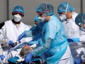 Nhân viên y tế Pháp chuyển một bệnh nhân COVID-19 trên cáng cứu thương (Ảnh: RT)