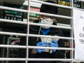 Chủ cửa hiệu ở thành phố St. Louis, bang Missouri thực hiện giãn cách xã hội (Ảnh: Reuters)